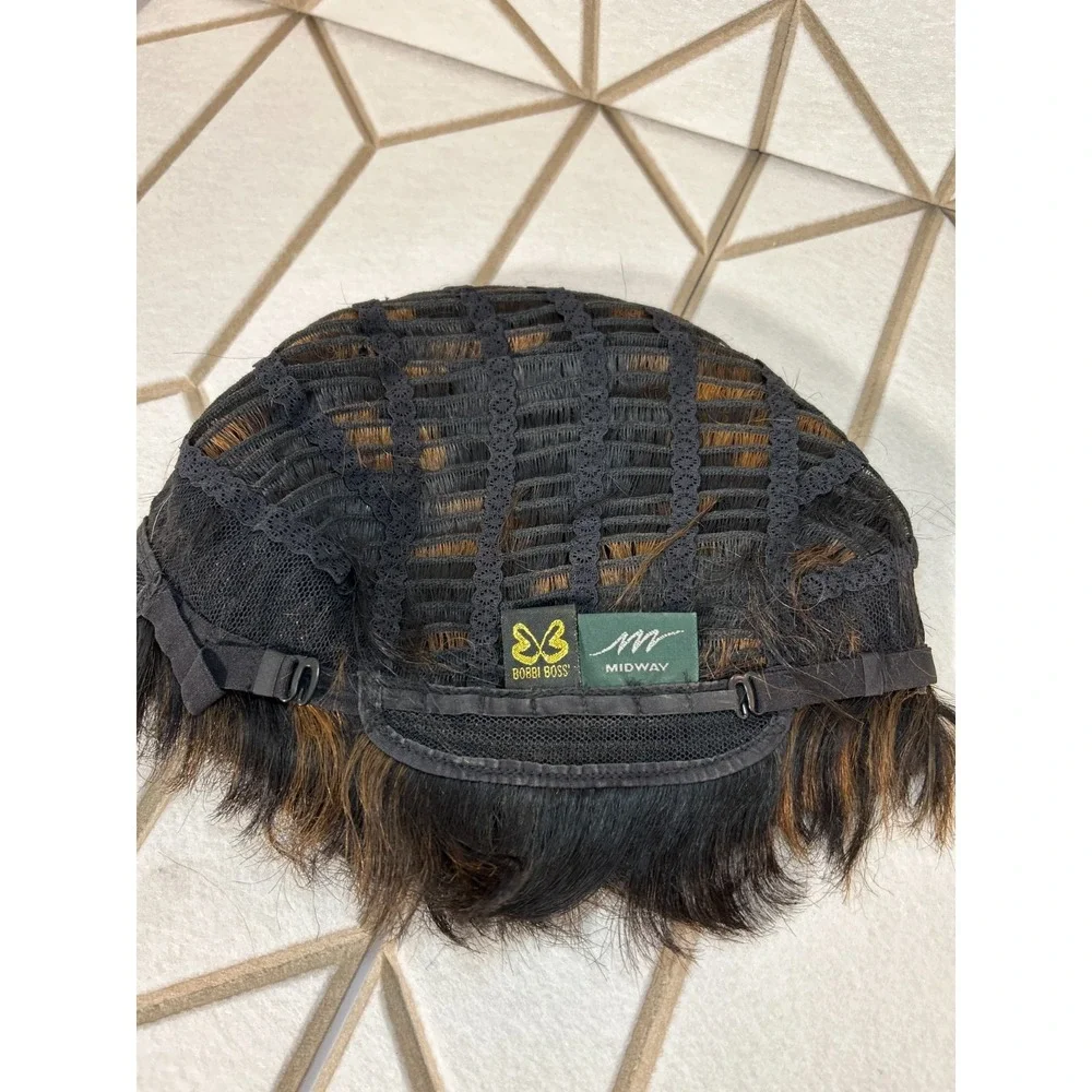 Bobbi Boss Midway Short Brown Highlight Wig Layered Synthetic Natural‎ Look
